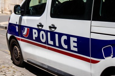 Reims, Fransa - 25 Mayıs 2022 Coronavirus salgını sırasında Fransa 'yı vuran polis arabası Reims sokaklarına park edildi