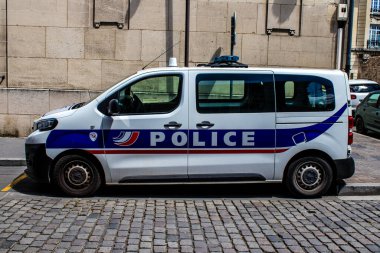 Reims, Fransa - 25 Mayıs 2022 Coronavirus salgını sırasında Fransa 'yı vuran polis arabası Reims sokaklarına park edildi
