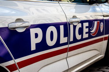 Reims, Fransa - 25 Mayıs 2022 Coronavirus salgını sırasında Fransa 'yı vuran polis arabası Reims sokaklarına park edildi