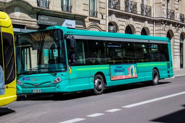 Reims, Fransa - Coronavirus salgını sırasında Reims sokaklarından geçen 25 Mayıs 2022 otobüsü Fransa 'ya maske takmak zorunludur.