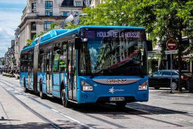 Reims, Fransa - Coronavirus salgını sırasında Reims sokaklarından geçen 25 Mayıs 2022 otobüsü Fransa 'ya maske takmak zorunludur.