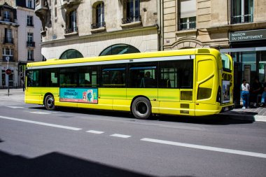 Reims, Fransa - Coronavirus salgını sırasında Reims sokaklarından geçen 25 Mayıs 2022 otobüsü Fransa 'ya maske takmak zorunludur.