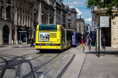 Reims, Fransa - Coronavirus salgını sırasında Reims sokaklarından geçen 25 Mayıs 2022 otobüsü Fransa 'ya maske takmak zorunludur.