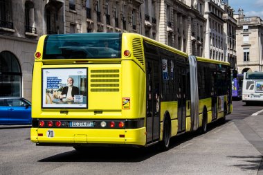 Reims, Fransa - Coronavirus salgını sırasında Reims sokaklarından geçen 25 Mayıs 2022 otobüsü Fransa 'ya maske takmak zorunludur.