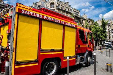 Reims, Fransa - 25 Mayıs 2022 Coronavirus salgını sırasında Fransa 'yı vuran Reims caddelerinden geçen itfaiye aracı