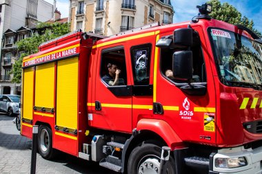 Reims, Fransa - 25 Mayıs 2022 Coronavirus salgını sırasında Fransa 'yı vuran Reims caddelerinden geçen itfaiye aracı