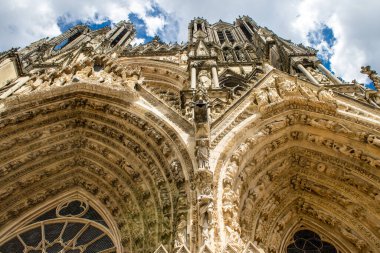 Reims, Fransa - 25 Mayıs 2022 Notre Dame Reims Katedrali, Fransa 'nın Grand Est bölgesinde bir anıt ve Avrupa' nın en eskilerindendir.