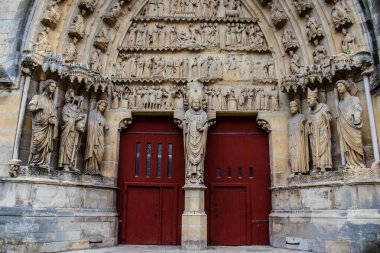 Reims, Fransa - 25 Mayıs 2022 Notre Dame Reims Katedrali, Fransa 'nın Grand Est bölgesinde bir anıt ve Avrupa' nın en eskilerindendir.
