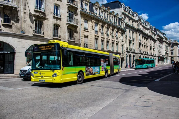 Reims, Fransa - Coronavirus salgını sırasında Reims sokaklarından geçen 25 Mayıs 2022 otobüsü Fransa 'ya maske takmak zorunludur.