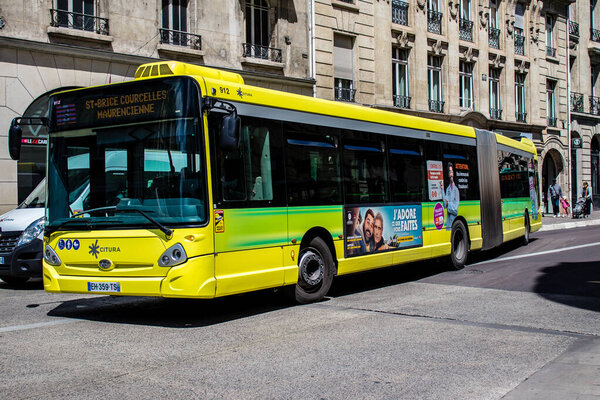 Реймс, Франция - 25 мая 2022 года Автобус, проезжающий по улицам Реймса во время вспышки коронавируса, поражает Францию, носить маску обязательно