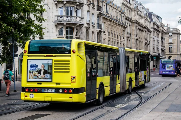 Reims, Fransa - Coronavirus salgını sırasında Reims sokaklarından geçen 25 Mayıs 2022 otobüsü Fransa 'ya maske takmak zorunludur.