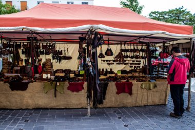 Reims, Fransa - 28 Mayıs 2022 Artisan, Coronavirus salgınının ardından iki yıl aradan sonra Johanniques şenlikleri sırasında ortaçağ pazarında mallarını satıyor.