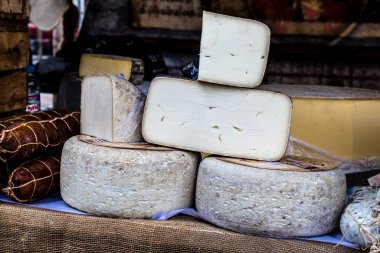 Reims, Fransa - 28 Mayıs 2022 Artisan, Coronavirus salgınının ardından iki yıl aradan sonra Johanniques şenlikleri sırasında ortaçağ pazarında mallarını satıyor.