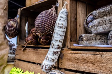 Reims, Fransa - 28 Mayıs 2022 Artisan, Coronavirus salgınının ardından iki yıl aradan sonra Johanniques şenlikleri sırasında ortaçağ pazarında mallarını satıyor.