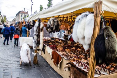 Reims, Fransa - 28 Mayıs 2022 Artisan, Coronavirus salgınının ardından iki yıl aradan sonra Johanniques şenlikleri sırasında ortaçağ pazarında mallarını satıyor.