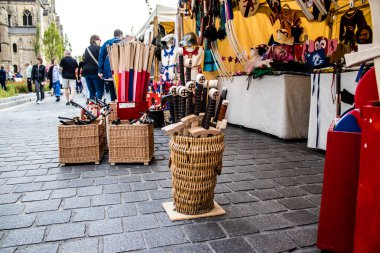 Reims, Fransa - 28 Mayıs 2022 Artisan, Coronavirus salgınının ardından iki yıl aradan sonra Johanniques şenlikleri sırasında ortaçağ pazarında mallarını satıyor.