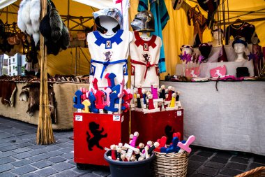 Reims, Fransa - 28 Mayıs 2022 Artisan, Coronavirus salgınının ardından iki yıl aradan sonra Johanniques şenlikleri sırasında ortaçağ pazarında mallarını satıyor.