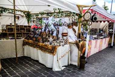 Reims, Fransa - 28 Mayıs 2022 Artisan, Coronavirus salgınının ardından iki yıl aradan sonra Johanniques şenlikleri sırasında ortaçağ pazarında mallarını satıyor.