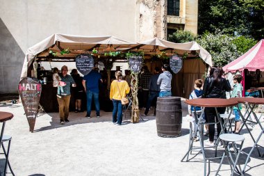 Reims, Fransa - 28 Mayıs 2022 Artisan, Coronavirus salgınının ardından iki yıl aradan sonra Johanniques şenlikleri sırasında ortaçağ pazarında mallarını satıyor.