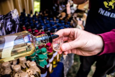 Reims, Fransa - 28 Mayıs 2022 Artisan, Coronavirus salgınının ardından iki yıl aradan sonra Johanniques şenlikleri sırasında ortaçağ pazarında mallarını satıyor.