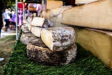 Reims, Fransa - 28 Mayıs 2022 Artisan, Coronavirus salgınının ardından iki yıl aradan sonra Johanniques şenlikleri sırasında ortaçağ pazarında mallarını satıyor.