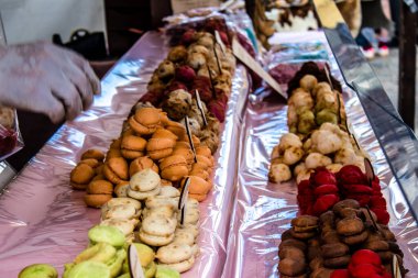 Reims, Fransa - 28 Mayıs 2022 Artisan, Coronavirus salgınının ardından iki yıl aradan sonra Johanniques şenlikleri sırasında ortaçağ pazarında mallarını satıyor.