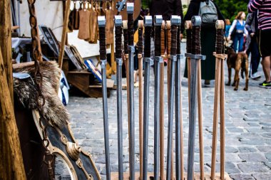Reims, Fransa - 28 Mayıs 2022 Artisan, Coronavirus salgınının ardından iki yıl aradan sonra Johanniques şenlikleri sırasında ortaçağ pazarında mallarını satıyor.