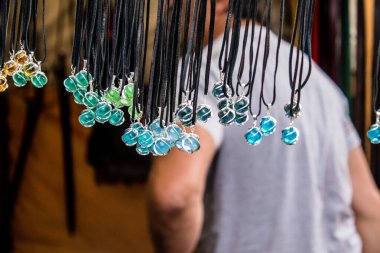 Reims, Fransa - 28 Mayıs 2022 Artisan, Coronavirus salgınının ardından iki yıl aradan sonra Johanniques şenlikleri sırasında ortaçağ pazarında mallarını satıyor.