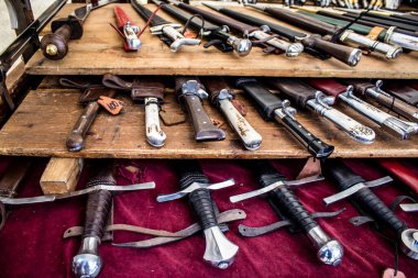 Reims, Fransa - 28 Mayıs 2022 Artisan, Coronavirus salgınının ardından iki yıl aradan sonra Johanniques şenlikleri sırasında ortaçağ pazarında mallarını satıyor.