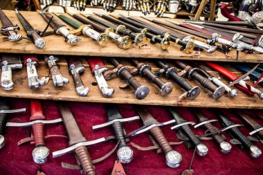 Reims, Fransa - 28 Mayıs 2022 Artisan, Coronavirus salgınının ardından iki yıl aradan sonra Johanniques şenlikleri sırasında ortaçağ pazarında mallarını satıyor.