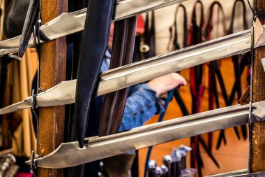 Reims, Fransa - 28 Mayıs 2022 Artisan, Coronavirus salgınının ardından iki yıl aradan sonra Johanniques şenlikleri sırasında ortaçağ pazarında mallarını satıyor.