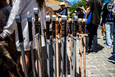 Reims, Fransa - 28 Mayıs 2022 Artisan, Coronavirus salgınının ardından iki yıl aradan sonra Johanniques şenlikleri sırasında ortaçağ pazarında mallarını satıyor.