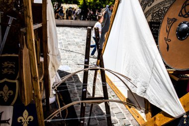 Reims, Fransa - 28 Mayıs 2022 Artisan, Coronavirus salgınının ardından iki yıl aradan sonra Johanniques şenlikleri sırasında ortaçağ pazarında mallarını satıyor.