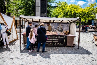 Reims, Fransa - 28 Mayıs 2022 Artisan, Coronavirus salgınının ardından iki yıl aradan sonra Johanniques şenlikleri sırasında ortaçağ pazarında mallarını satıyor.
