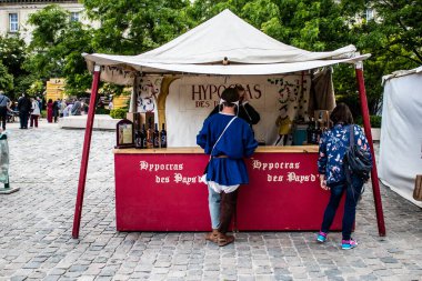 Reims, Fransa - 28 Mayıs 2022 Artisan, Coronavirus salgınının ardından iki yıl aradan sonra Johanniques şenlikleri sırasında ortaçağ pazarında mallarını satıyor.