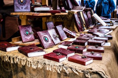Reims, Fransa - 28 Mayıs 2022 Artisan, Coronavirus salgınının ardından iki yıl aradan sonra Johanniques şenlikleri sırasında ortaçağ pazarında mallarını satıyor.
