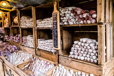 Reims, Fransa - 28 Mayıs 2022 Artisan, Coronavirus salgınının ardından iki yıl aradan sonra Johanniques şenlikleri sırasında ortaçağ pazarında mallarını satıyor.