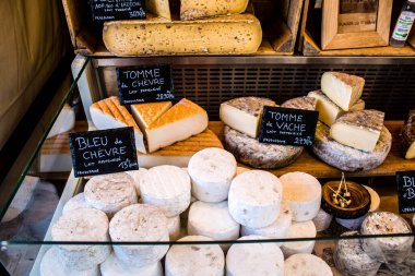 Reims, Fransa - 28 Mayıs 2022 Artisan, Coronavirus salgınının ardından iki yıl aradan sonra Johanniques şenlikleri sırasında ortaçağ pazarında mallarını satıyor.