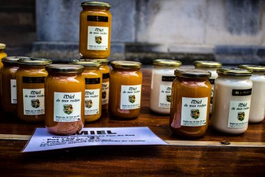 Reims, Fransa - 28 Mayıs 2022 Artisan, Coronavirus salgınının ardından iki yıl aradan sonra Johanniques şenlikleri sırasında ortaçağ pazarında mallarını satıyor.