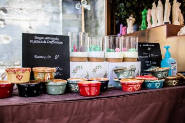 Reims, Fransa - 28 Mayıs 2022 Artisan, Coronavirus salgınının ardından iki yıl aradan sonra Johanniques şenlikleri sırasında ortaçağ pazarında mallarını satıyor.