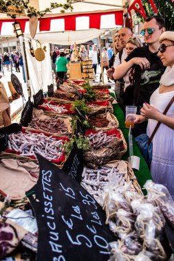 Reims, Fransa - 28 Mayıs 2022 Artisan, Coronavirus salgınının ardından iki yıl aradan sonra Johanniques şenlikleri sırasında ortaçağ pazarında mallarını satıyor.