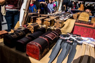 Reims, Fransa - 28 Mayıs 2022 Artisan, Coronavirus salgınının ardından iki yıl aradan sonra Johanniques şenlikleri sırasında ortaçağ pazarında mallarını satıyor.