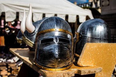 Reims, Fransa - 28 Mayıs 2022 Artisan, Coronavirus salgınının ardından iki yıl aradan sonra Johanniques şenlikleri sırasında ortaçağ pazarında mallarını satıyor.