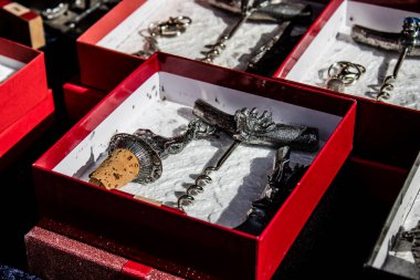 Reims, Fransa - 28 Mayıs 2022 Artisan, Coronavirus salgınının ardından iki yıl aradan sonra Johanniques şenlikleri sırasında ortaçağ pazarında mallarını satıyor.