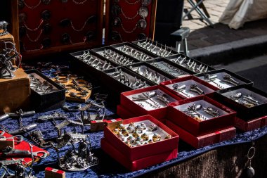 Reims, Fransa - 28 Mayıs 2022 Artisan, Coronavirus salgınının ardından iki yıl aradan sonra Johanniques şenlikleri sırasında ortaçağ pazarında mallarını satıyor.