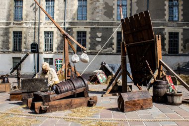 Reims, Fransa - 28 Mayıs 2022 Reims şehrinde düzenlenen Johanniques şenlikleri sırasında Orta Çağ 'ın kalbine ziyaretçileri taşıyan tarihi yeniden yapılanma