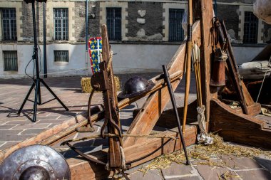 Reims, Fransa - 28 Mayıs 2022 Reims şehrinde düzenlenen Johanniques şenlikleri sırasında Orta Çağ 'ın kalbine ziyaretçileri taşıyan tarihi yeniden yapılanma