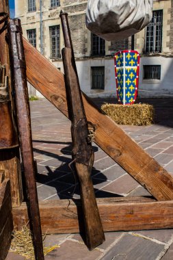 Reims, Fransa - 28 Mayıs 2022 Reims şehrinde düzenlenen Johanniques şenlikleri sırasında Orta Çağ 'ın kalbine ziyaretçileri taşıyan tarihi yeniden yapılanma