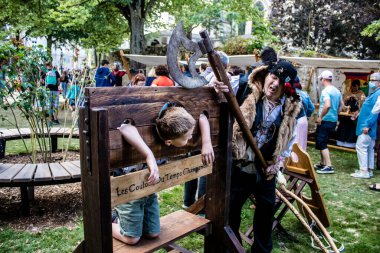 Reims, Fransa - 28 Mayıs 2022 Reims şehrinde düzenlenen Johanniques şenlikleri sırasında Orta Çağ 'ın kalbine ziyaretçileri taşıyan tarihi yeniden yapılanma