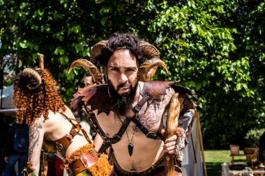 Reims, Fransa - 28 Mayıs 2022 Reims şehrinde düzenlenen Johanniques şenlikleri sırasında Orta Çağ 'ın kalbine ziyaretçileri taşıyan tarihi yeniden yapılanma